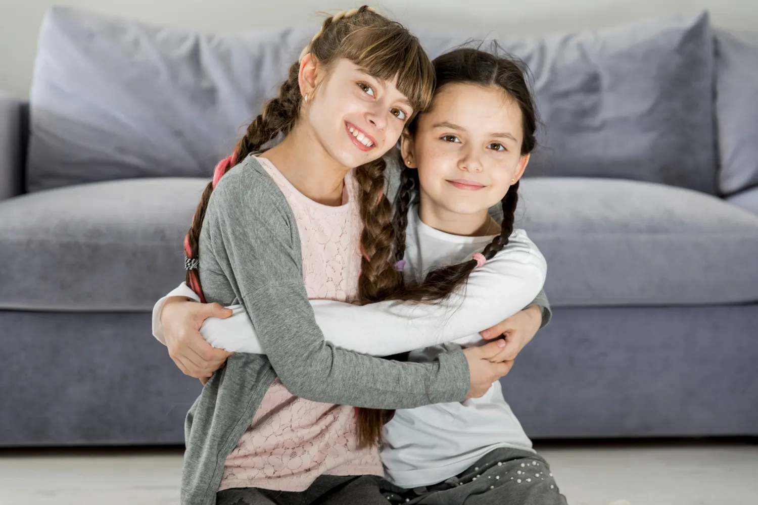 Τα παιδιά που έχουν αδελφή γίνονται πιο ευτυχισμένα, όπως δείχνει νέα αμερικανική μελέτη