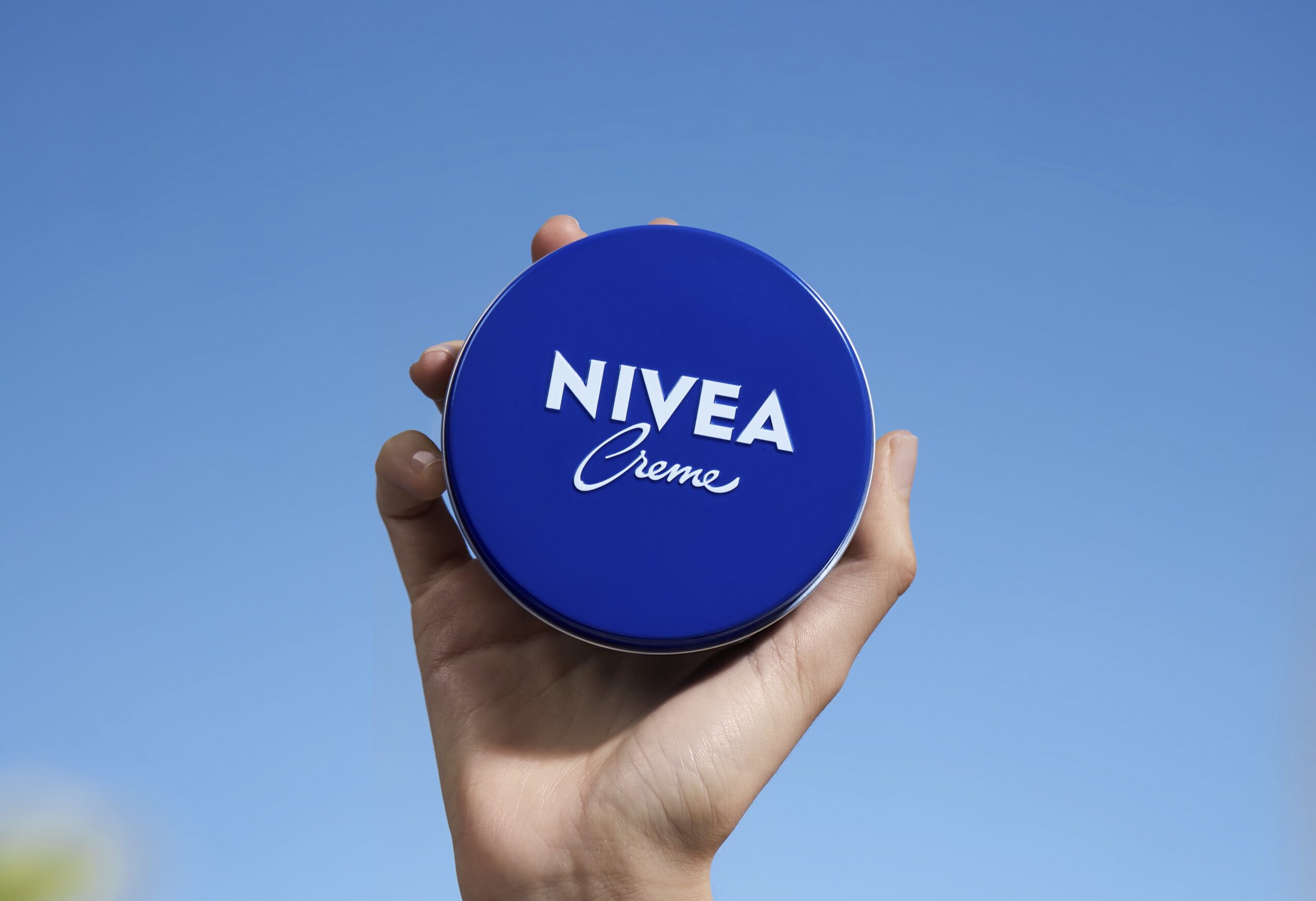 Από το Αμβούργο στον Κόσμο: 100 Χρόνια του Εμβληματικού Μπλε Κουτιού της NIVEA