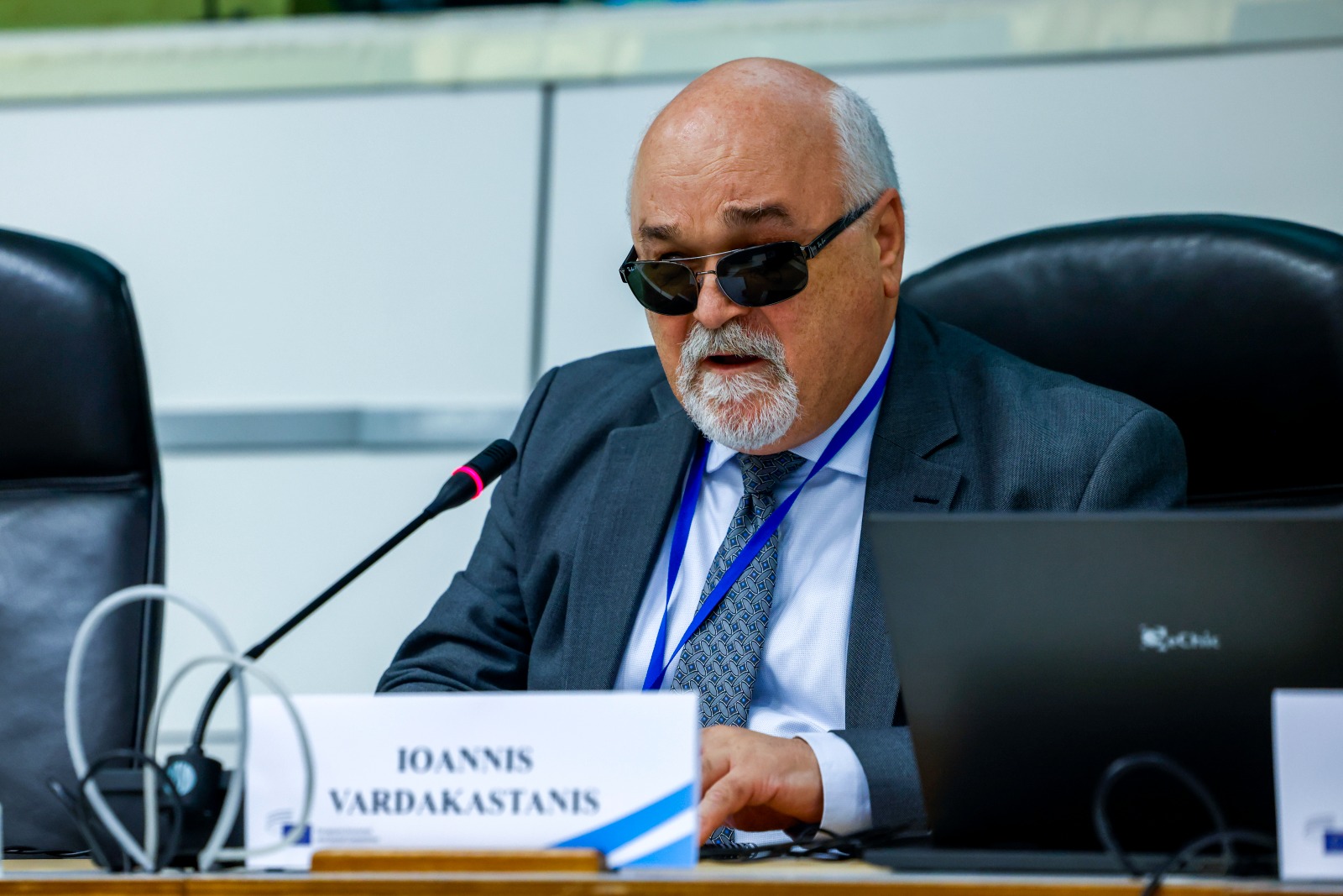 "Ναι" στην γνωμοδότηση Βαρδακαστάνη για τα ευρωπαϊκά νησιά